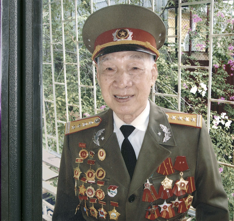 Bác Ngọc “nhọc nhằn nhặt chữ”

